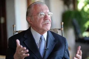 Sarney se recupera em casa após queda em Brasília