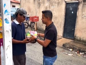 Vereador Douglas Pinto doa metade do salário e distribui cestas básicas